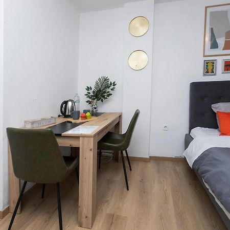 11 Steps' Lovely Studio In The Center Tiranë Luaran gambar